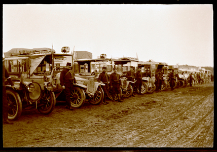 First World War 1914-1918 (14-18): French soldiers posing for the photographer in front of requisitioned civilian vehicles (cars, vans) and ambulances - anonymous glass plate of time, undated - private collection -
