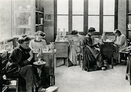 Faiencerie workshop in Quimper,  women painting, beg 20th century (photo)