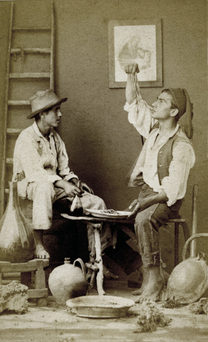 Macaroni eater (food pasta), beg of 20th century (b/w photo)