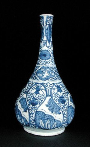 Blue and white bottle moulded with pomegranate-shaped panels, Lanca characters, Wanli, 1590-1610 (porcelain)