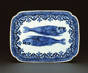 Blue and white export porcelain dish painted with fish (porcelain)