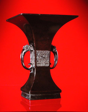 Square vase with flaring neck (bronze)