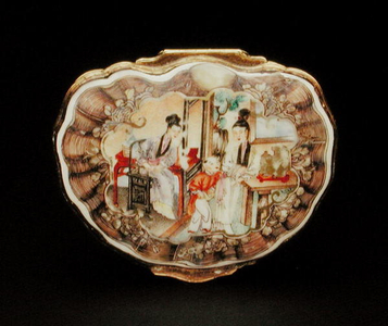 Lid of snuff box in the form of a shell, Qianlong period (1736-95) c.1760 (porcelain) (see also 210139)