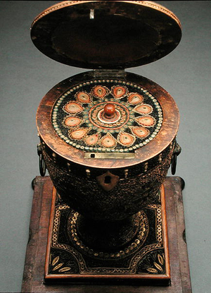 An Adam-style urn-shaped tea caddy, c.1785 (boxwood) (see also 231352)