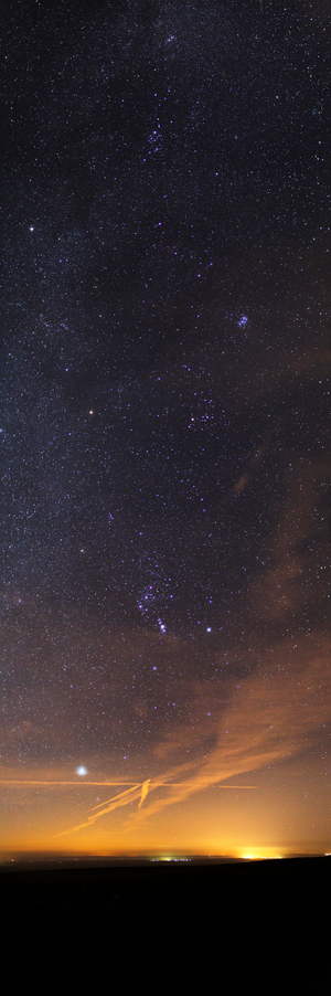 Constellations of the Great Dog in Persee - Constellations from Canis Major to Perseus - The light of the bright Sirius (the brightest star in the sky) is scattered by the remains of an airplane train. Then looking higher and higher, we meet Orion facing the Taurus and finally Persee. September 12, 2007. The light of the bright Sirius (the brightest star in the sky) is scattered by the rest of contrails. Above are from bottom to the top Orion, facing the Taurus and Perseus. September 12 2007