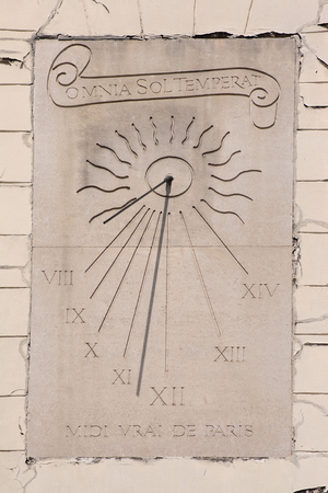 Sundial (Paris 6th) - Sundial in Paris - Sundial, visible on the facade of 56 rue du Cherche - Midi, in the 7th arrondissement of Paris. Located in a street with the appropriate name, it represents a flamboyant sun. Motto: Omnia Sol temperat (the sun governs everything). Sundial located 56 rue du Cherche - Midi, Paris 6th