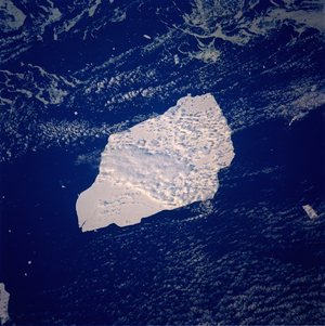 Iceberg a la derive - Iceberg a la derive - View of an iceberg 69 km long by 35 km wide derivative in the South Atlantic Ocean