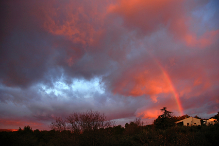 Rainbow at sunrise - Rainbow at sunrise - Arc - en - ciel observes 17 December 2005. At sunrise, the glowing light of the Sun caused an almost complete absence of blue and green colors in the rainbow. December 17, 2005. Rainbow seen at sunrise. Blue and green colors are almost invisible, because of this bright reddish sunshine