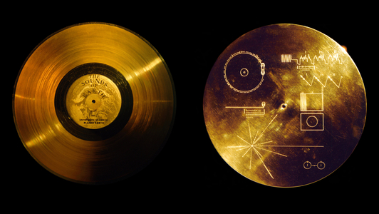 Disc on Voyager probes - This disc contains images and sound, summarizing the history of the Earth, destined for potential aliens. The lid is designed to protect the disc but is understated both externally and internally, giving information to read the disc