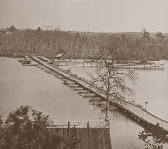 Federal pontoon bridge over the Appomattox (b/w photo)