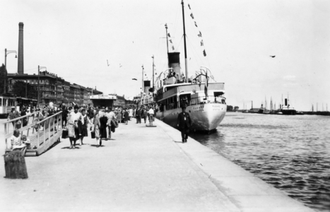 Picture of Szczecin harbour with the steamer 'Rugard' , Poland, c. 1927 (b/w photo)