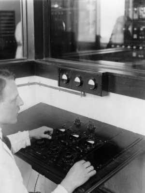 Radio sound booth in the Haus des Rundfunks (House of Broadcasting) in Masurenallee, Berlin-Charlottenburg, c.1931 (b/w photo)