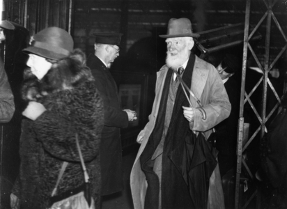 Irish playwright George Bernard Shaw with his wife, Waterloo Station, London, 19 April 1933 (b/w photo)