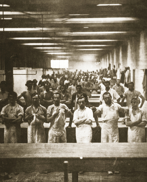 Cooks in a large camp mess hall during the American Civil War (photogravure)