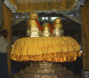 Five golden Buddha figures (photo)