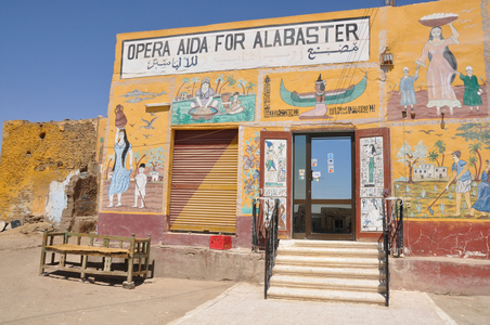 Alabaster shop with painted wall, west side of the Nile (photo)
