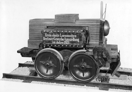 Model of the first electric locomotive, at the Berlin Trade Exhibition in 1879 (b/w photo)