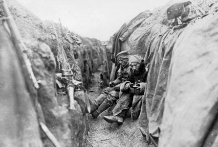 German soldiers eating breakfast in the trench on the Western Front during WWI, December, 1914 (b/w photo)