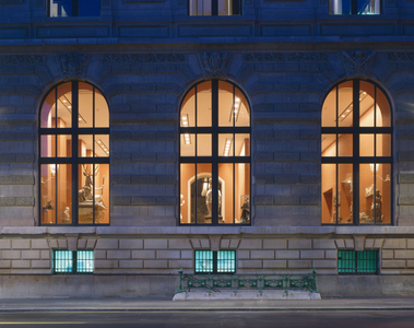 Richelieu wing from rue de la rue de Rivoli Grand Louvre, Rue de Rivoli and quai des Tuileries, Paris 75001. Architecture of Leoh Ming Pei in association with Michel Macary and Jean-Michel Wilmotte, 1983-2001. Richelieu wing seen from the rue de Rivoli with transparency the department of French sculptures not monumental.