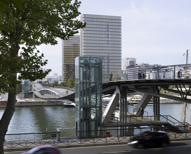 The Simone de Beauvoir bridge in Paris 75013. Architect Dietmar Feichtinger, 2006. Photography 25/11/08.