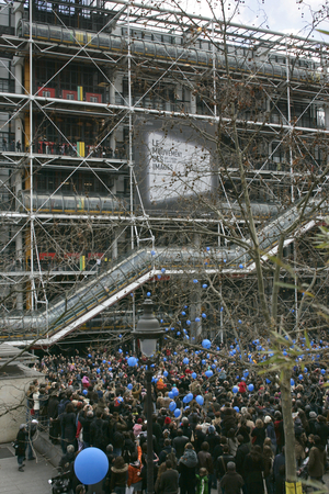 1001 blue balloons, Yves Klein's aerostatic culture at the Georges Pompidou Centre in 2007 (photo)