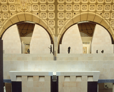 La grande Nef du Musee d'Orsay, 1 rue de Bellechasse, Paris 75007. Architects of rehabilitation between 1980-1986: ACT Architecture and Gae Aulenti. Photography 1986. Former Gare d'Orsay, built by Victor Laloux and inaugurated for the Universal Exhibition in Paris on 14 July 1900. Saving from demolition, the former station became a museum for national art collections from 1850 to 1914.