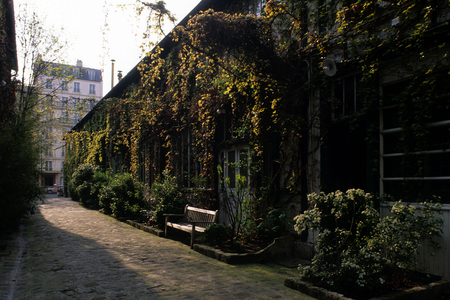 L'allee des artistes, avenue Maine Montparnasse in Paris 15th arrondissement.