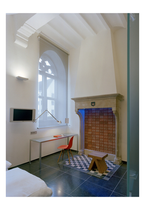 The hotel Kruisheren in Maastricht, Netherlands (Netherlands) realized by Satijn more architects and Vos interieur Mapertuus in 2005. Photography 15/03/06. In the heart of the historic centre of Maastricht, the 15th century Kruisherenklooster was inaugurated as a hotel in May 2005. In a very contemporary and innovative style and furniture by the Dutch interior architect Henk Vos (Maupertuus) and the famous lighting architect Ingo Maurer.