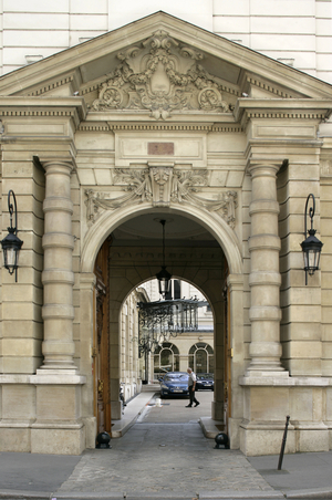 The entrance porch of the Cercle Interallie, 33 rue du Faubourg Saint Honore, Paris 8th arrondissement. Twin mansion with the NÁ35, built by Pierre Granhomme in 1714, for Louis Chevalier, president of the Paris Parliament and for his sister Anne Levieux, wife of a financier. Photography 21/08/07.
