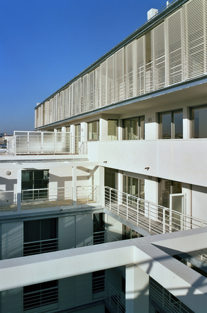 Housing, residential building in Clichy (Hauts de Seine). Realisation 2004, architect Bruno Decaris. Photography 02/05/04.