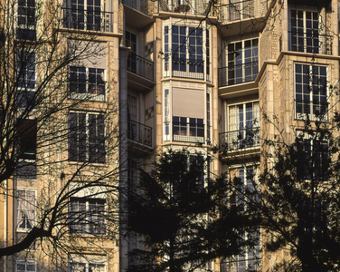 Accommodation, 25 bis rue Franklin, Paris 75016. Construction 1903-1904, architects Auguste (1874-1954) and Gustave (1876-1952) Perret. The facade is covered with red tiles with floral designs inspired by Art Nouveau.