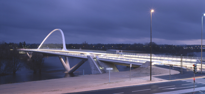 Pont de l'Europe in Orleans, Loiret (45), Centre, France. Architecture of Santiago Calatrava, 1996-2000. Photography 2000
