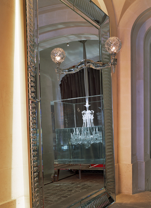 Mirror of Philippe Starck in Maison Baccarat, 11 place des États-Unis, Paris 16, France. Architecture by Philippe Starck, 2003. The Baccarat crystallerie has taken over the old mansion that lives from 1920 to 1970 by Marie-Laure de Noailles in Paris. The Baccarat House left carte blanche to Philippe Starck to invest the 3000 square meters of this building built in 1895 by architect Sanson. Photography 10/01/04