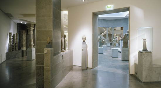 Musee Guimet, Musee national des arts asians, 6 place d'Iena in Paris 75016. Rehabilitation 2001, architects Henri and Bruno Gaudin. Photography 2001.