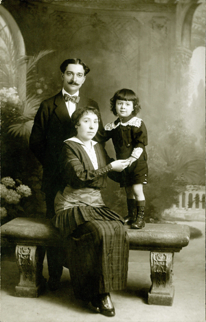 Une famille bourgeoise composee du pere, de la mere et de leur enfant. Carte postale du debut du 20eme siecle 