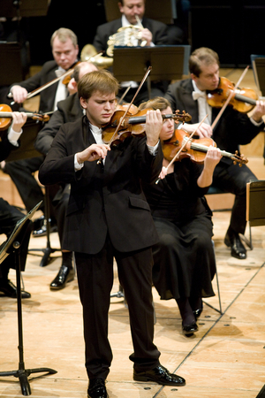 Chamber orchestra of europe directed by Vladimir Aschkenazy (Vladimir Ashkenazy): Valeriy Sokolov, first violin, has the name of music. Photography 2008 (18/12/2008 and 19/12/2008).
