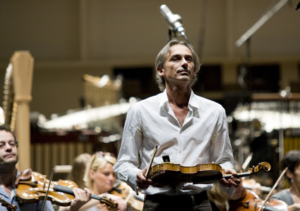 Frederic Laroque, violinist. Opera Bastille Orchestra conducted by Cornelius Meister. Soprano Dawn Upshaw. Voice: Dominique Blanc. Violin: Frederic Laroque. Opera Bastille in Paris. Photography