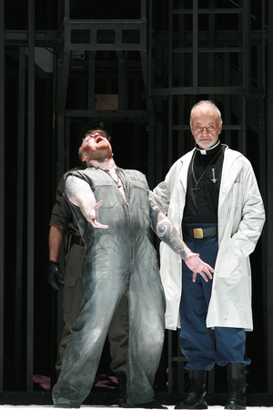 Chris Merritt (Il grande Inquisitore) and Evgeny Nikitin (Il Prigioniero). The prisoner, opera by Luigi Dallapiccola at the Opera Garnier, April 2008. Orchestre de l'Opera de Paris conducts by Lothar Zagrosek and directed by Lluis Pasqual. Photography