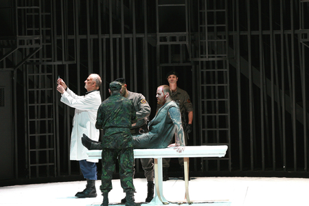 Chris Merritt (Il grande Inquisitore) and Evgeny Nikitin (Il Prigioniero). The prisoner, opera by Luigi Dallapiccola at the Opera Garnier, April 2008. Orchestre de l'Opera de Paris conducts by Lothar Zagrosek and directed by Lluis Pasqual. Photography