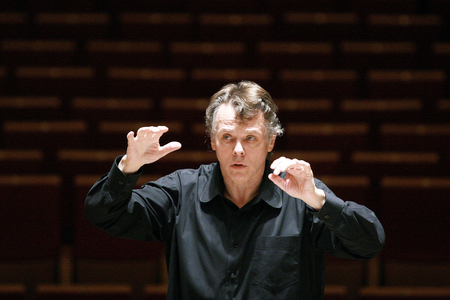 Mariss Jansons directs the Amsterdam Concertgebouw at the Playel Hall. Photography 2008 (24/05/08).