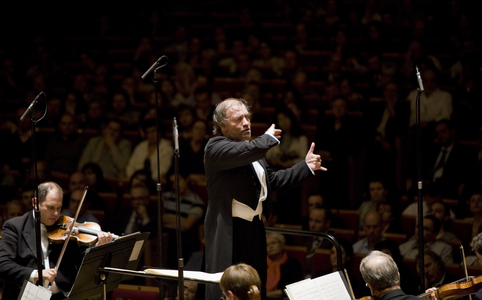 London Symphony Orchestra conducts by Valery Gergiev (Valeri Guergeiev) at the Salle Pleyel. Photography 2008 (13/10/2008).