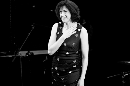 Celine Caussimon in concert for “” Le 1er mai c'est Ferre””, on 05/01/2008 at Trianon in Paris. Photography