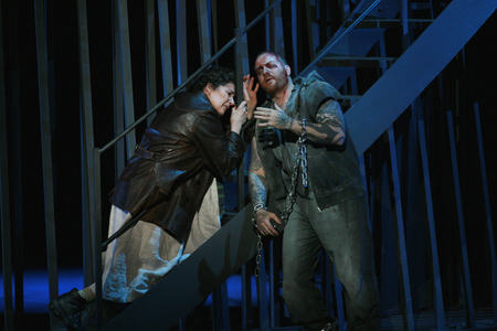 Rosalind Plowright (La Madre) and Evgeny Nikitin (Il Prigioniero). The prisoner, opera by Luigi Dallapiccola at the Opera Garnier, April 2008. Orchestre de l'Opera de Paris conducts by Lothar Zagrosek and directed by Lluis Pasqual. Photography