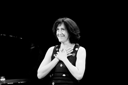 Celine Caussimon in concert for “” Le 1er mai c'est Ferre””, on 05/01/2008 at Trianon in Paris. Photography