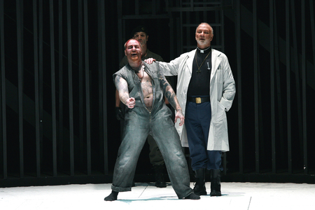 Evgeny Nikitin (Il Prigioniero) and Chris Merritt (Il grande Inquisitore). The prisoner, opera by Luigi Dallapiccola at the Opera Garnier, April 2008. Orchestre de l'Opera de Paris conducts by Lothar Zagrosek and directed by Lluis Pasqual. Photography