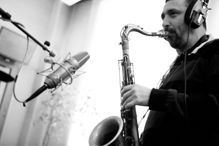 Acoustic recording of “Heads or Tails” with Alex Tassel on the trumpet, Guillaume Naturel on the flute and saxophone, Daniel Romeo on the bass, Christian Brun on the guitar and Laurent de Wilde on the piano. Photography 2009