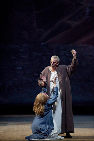 Sondra Radvanovsky (Elisabetta di Valois) and Giacomo Prestia (Filippo II). Don Carlo, opera by Giuseppe Verdi at the Opera Bastille, Paris, February 2010. Orchestre et choreurs de l'Opera de Paris directed by Carlo Rizzi and directed by Graham Vick. Photography
