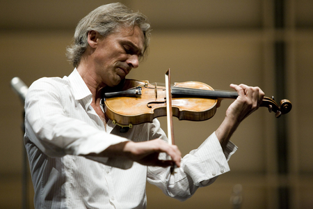 Frederic Laroque, violinist. Opera Bastille Orchestra conducted by Cornelius Meister. Soprano Dawn Upshaw. Voice: Dominique Blanc. Violin: Frederic Laroque. Opera Bastille in Paris. Photography