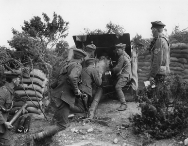 British 18-pounder gun in action. Struma Front (Expedition de Salonique), November 1916