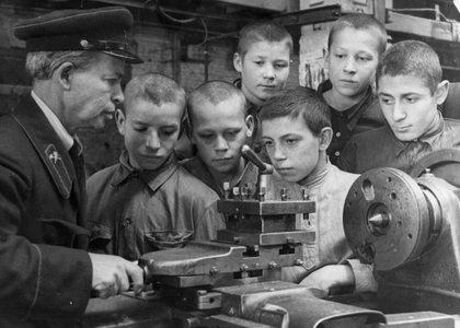 Instructor N. Genkin aquainting the new pupils with the turning lathe. at the vocational school of the Moscow automobile plant named for Stalin. September 1945.